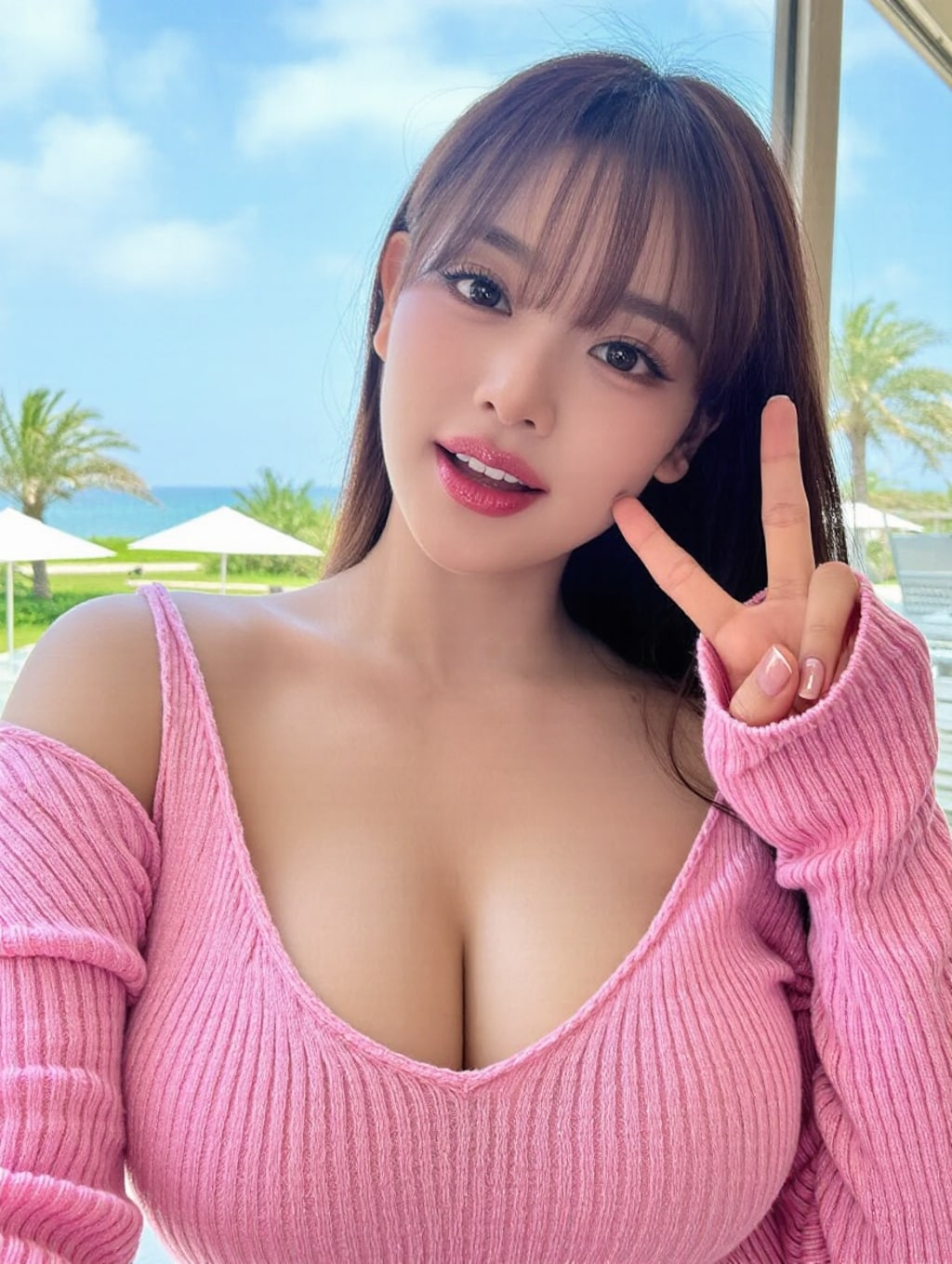 海風に揺れるピンク爆乳