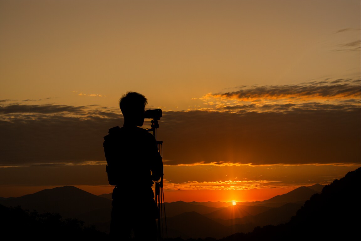 あのカメラマンは夕日の写真を撮るため次の撮影ポイントに移動、思いのほか赤が強い事に自然の不思議を感じつつシャッターを切ったようです
