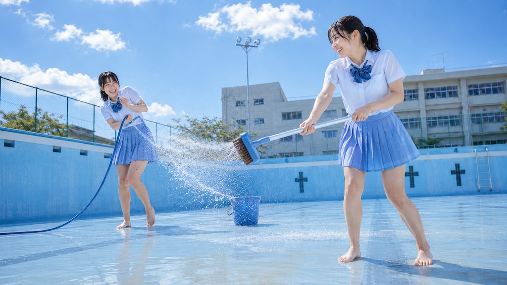 プール掃除をする女子高生