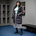 グレーのロングダウンコート 2枚目