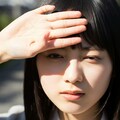 太陽の光を手で遮る女性：まぶしい… 2枚目