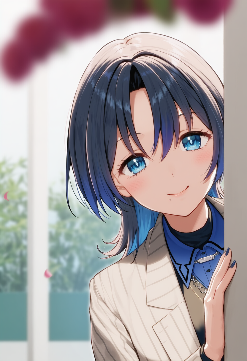 青くゆが物陰からジッと見つめているだけ