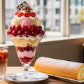 デザートのさくらんぼパフェとロールケーキのセット 4枚目