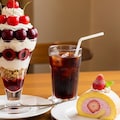 デザートのさくらんぼパフェとロールケーキのセット 3枚目