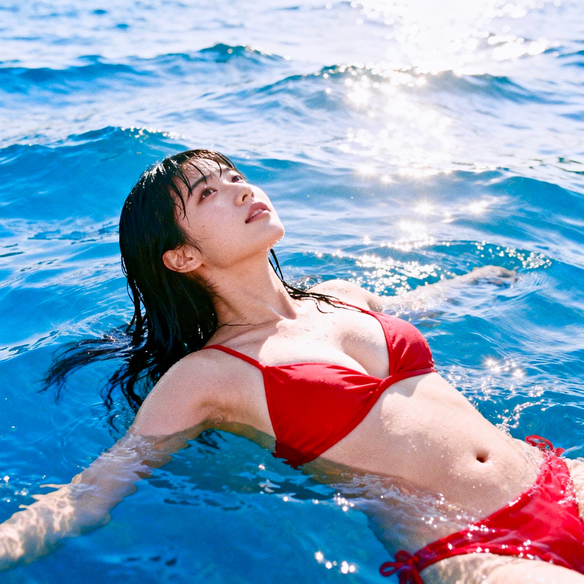 赤いビキニと青い海