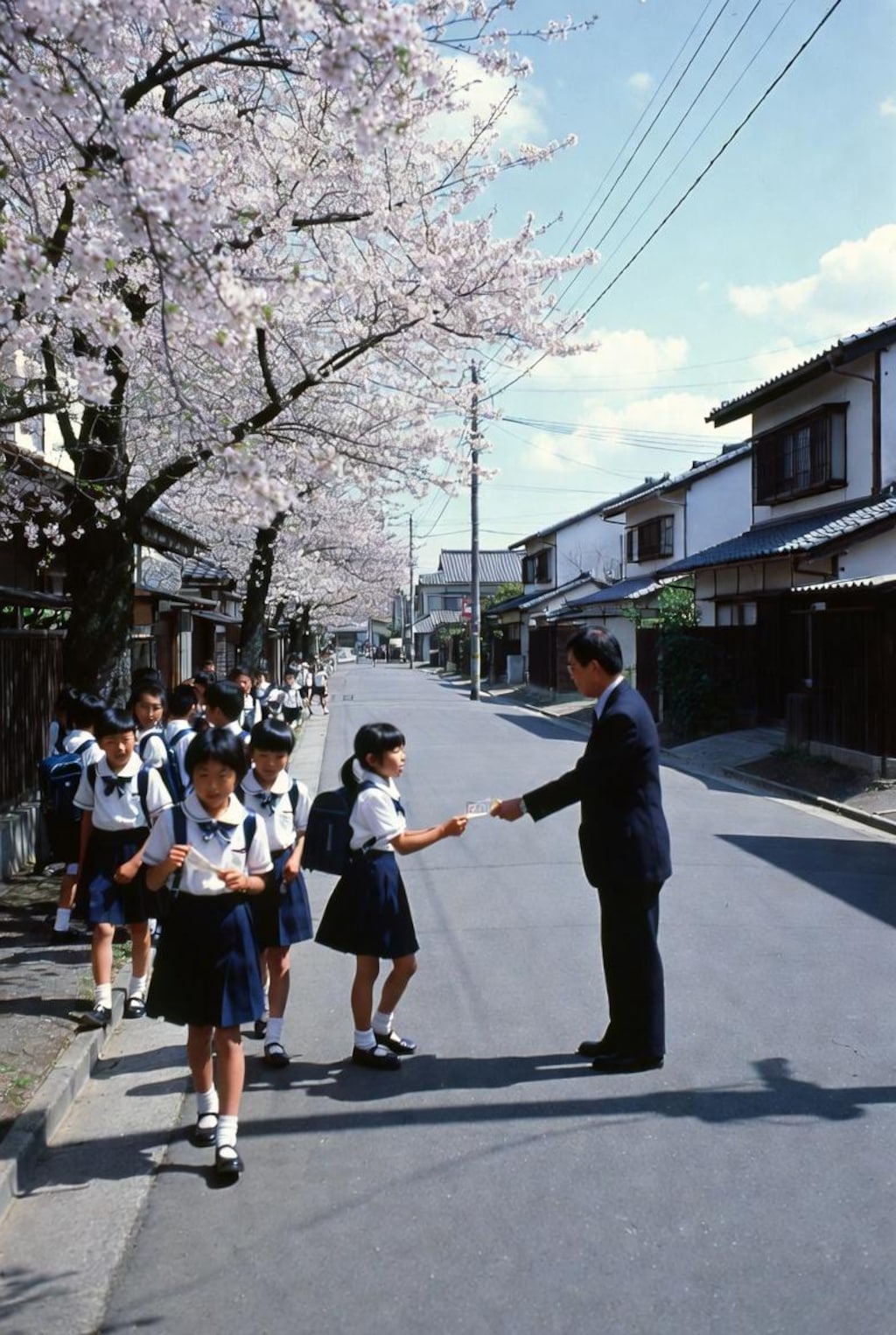 登下校で怪しげなチケットを配るおじさん
