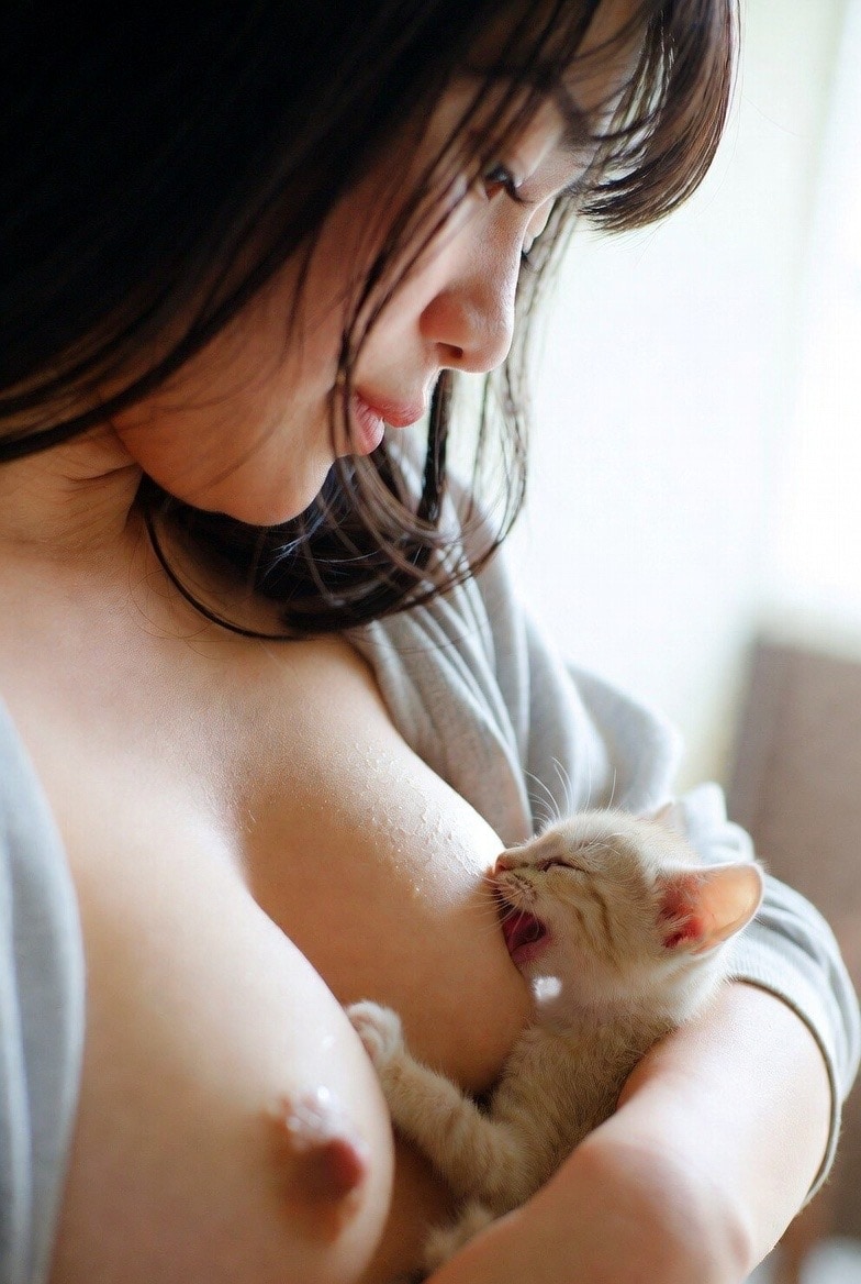 ネコの赤ちゃんに授乳する女性