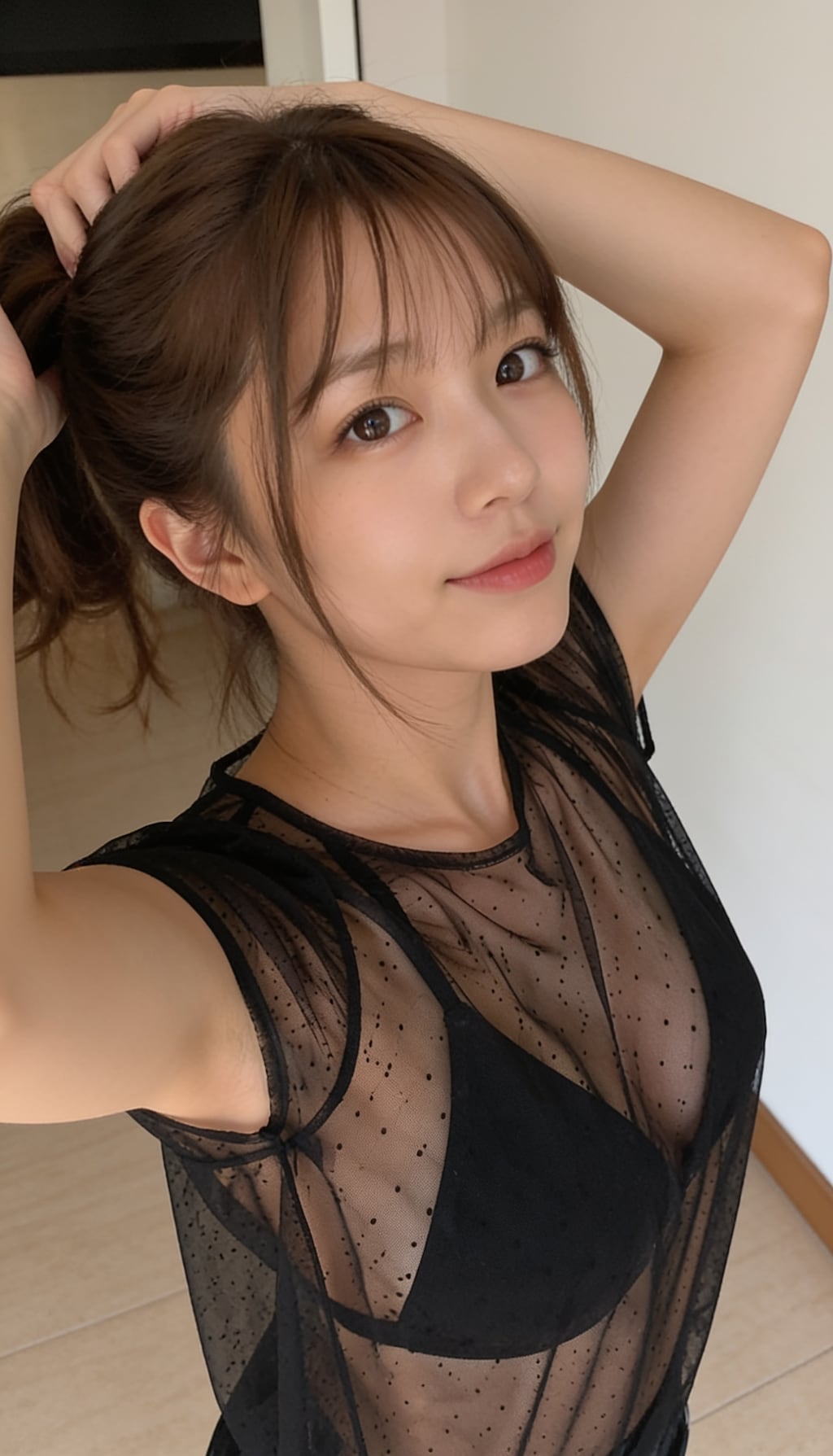 髪をまとめる無防備な瞬間…透ける黒にドキッとして