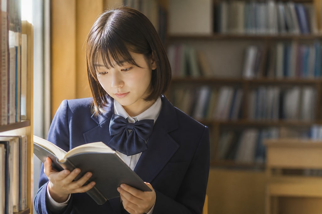 図書館の中の少女