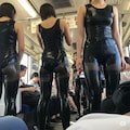 暑いから競泳水着のまま電車に乗る水泳部員 5枚目