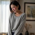 ミニスカートを恥ずかしがる人妻 2枚目