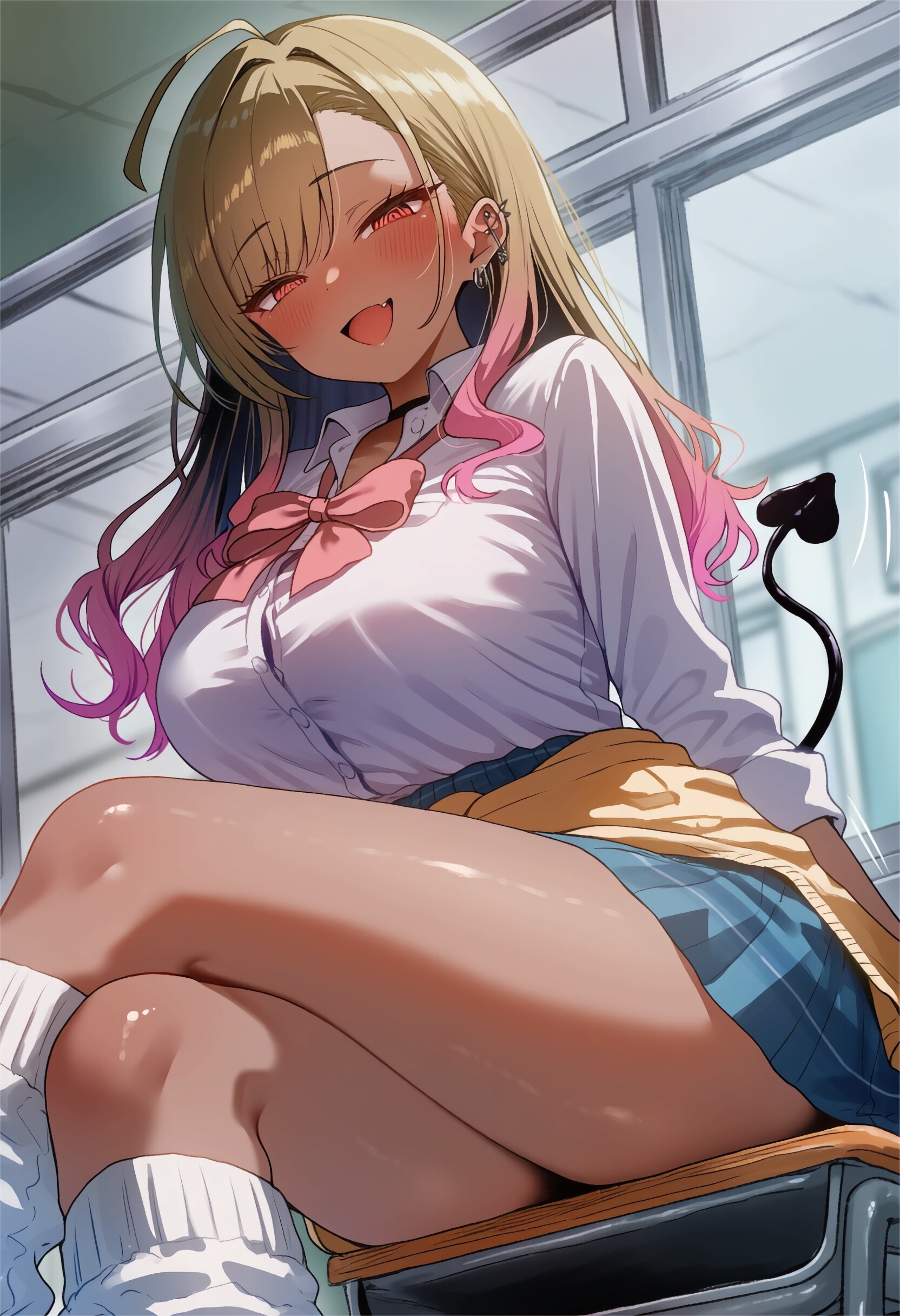 俺の机に座るサキュバス金髪ギャルさん