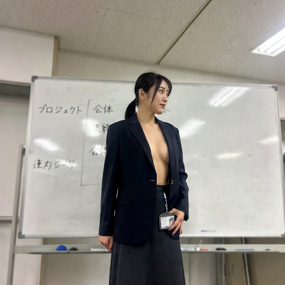 オフィスでノーブラジャケット姿