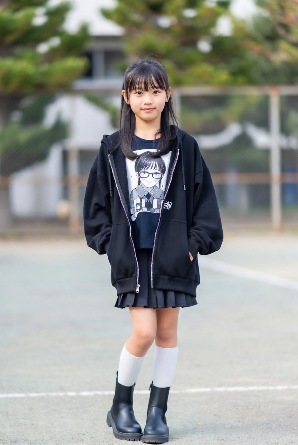 ジップパーカーと校庭