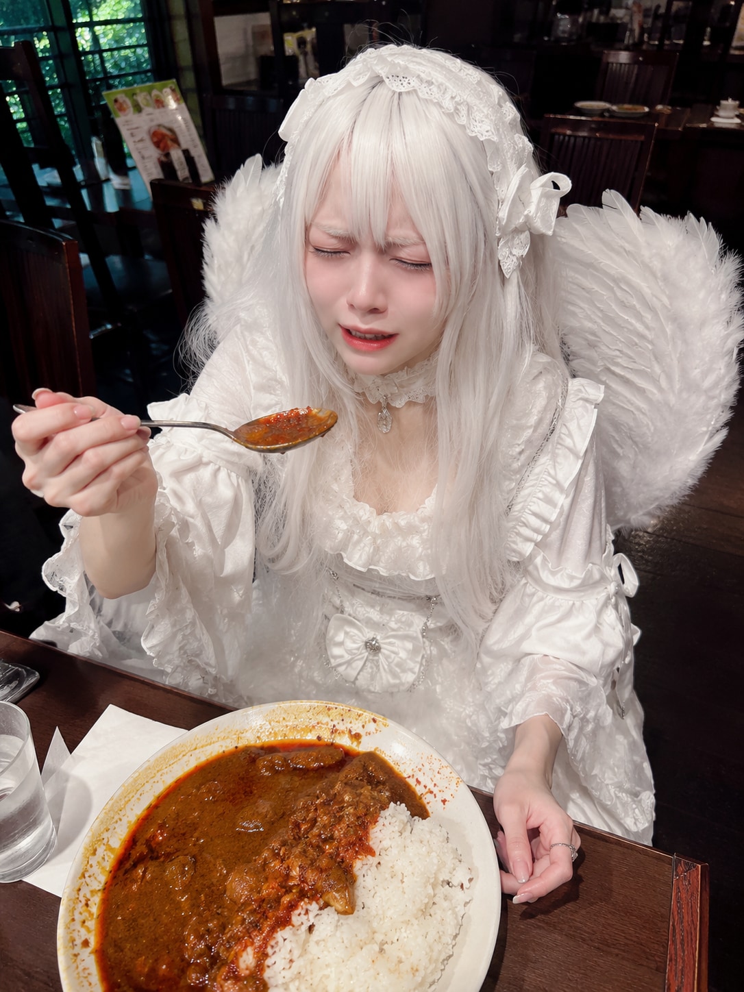 カレーを食べる白髪の人 | の人気AIイラスト・グラビア