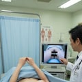 検査中の女の子 3枚目