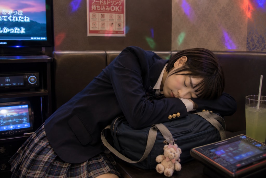 疲れ切っている女の子