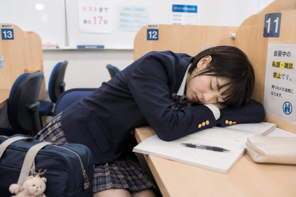 疲れ切っている女の子