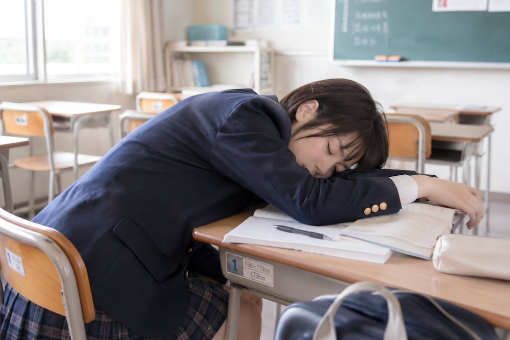 疲れ切っている女の子