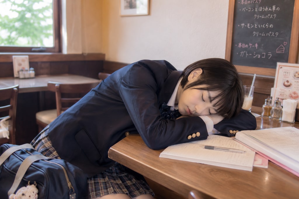 疲れ切っている女の子