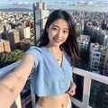 都会をバックに自撮り美女 6枚目