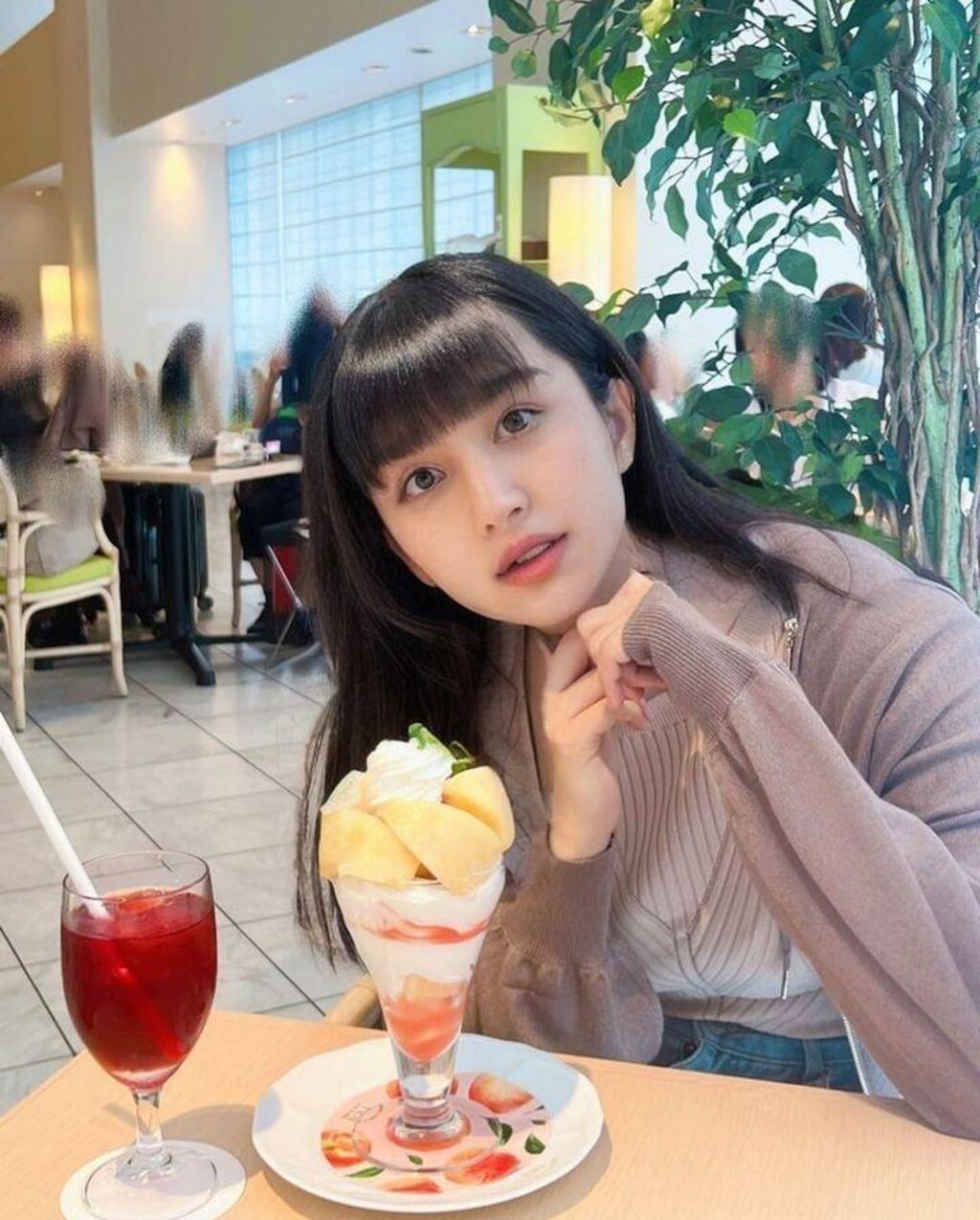 パフェと美少女