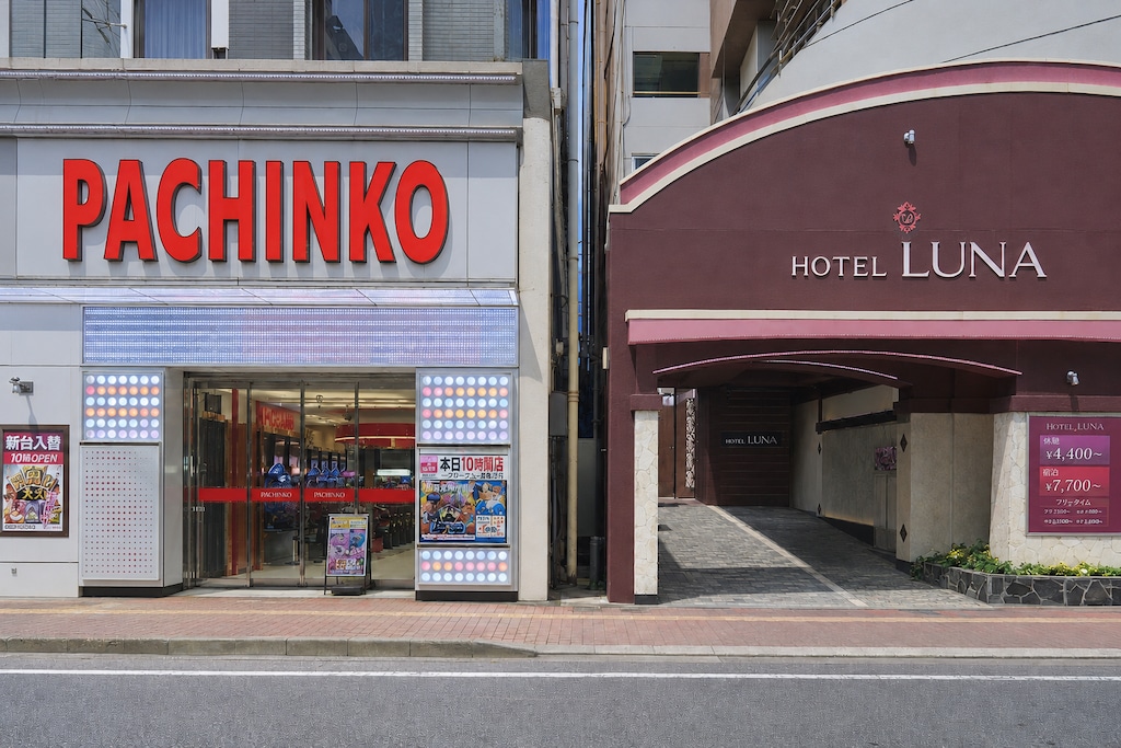 営業先はパチンコ店。……隣はラブホ？