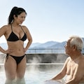 おじさんと付き合ってるボインのビキニお姉さん2 5枚目