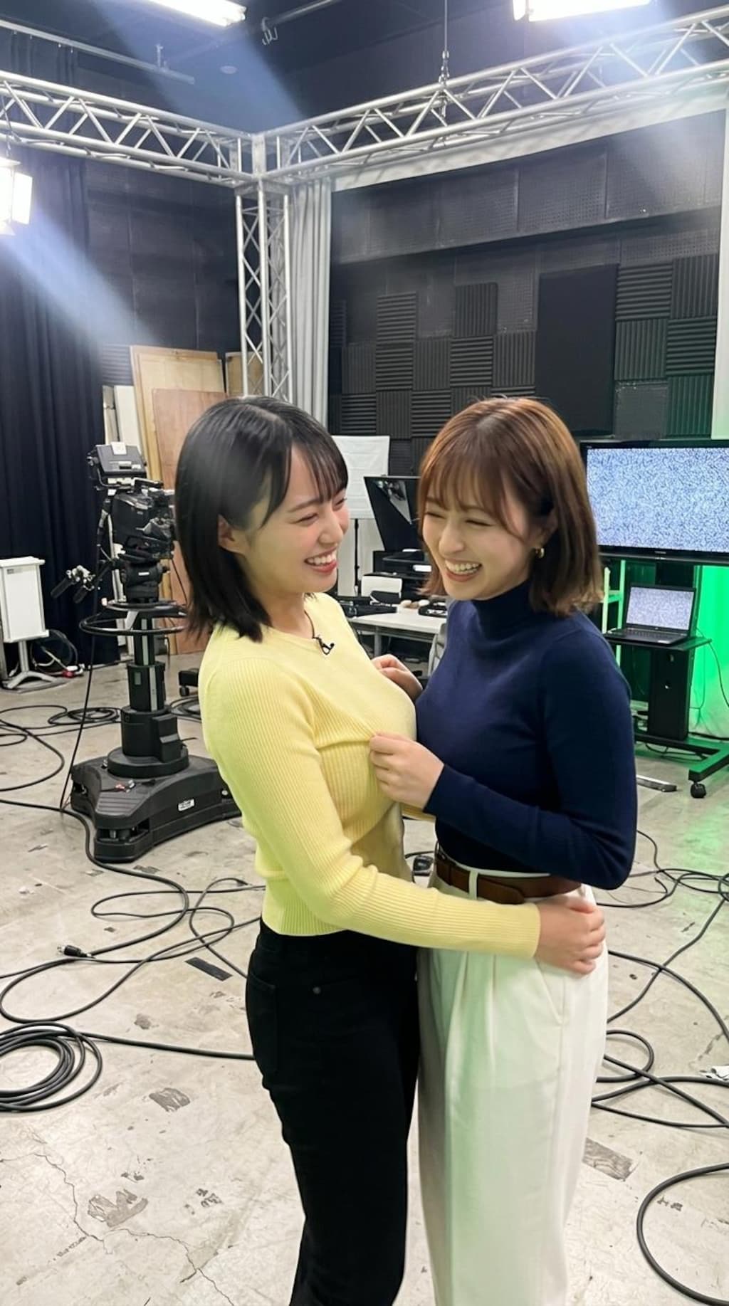イチャつく地方アナたち