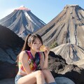 【謎画像・2000いいね記念】火山島で金メダルを食べるギャル 4枚目