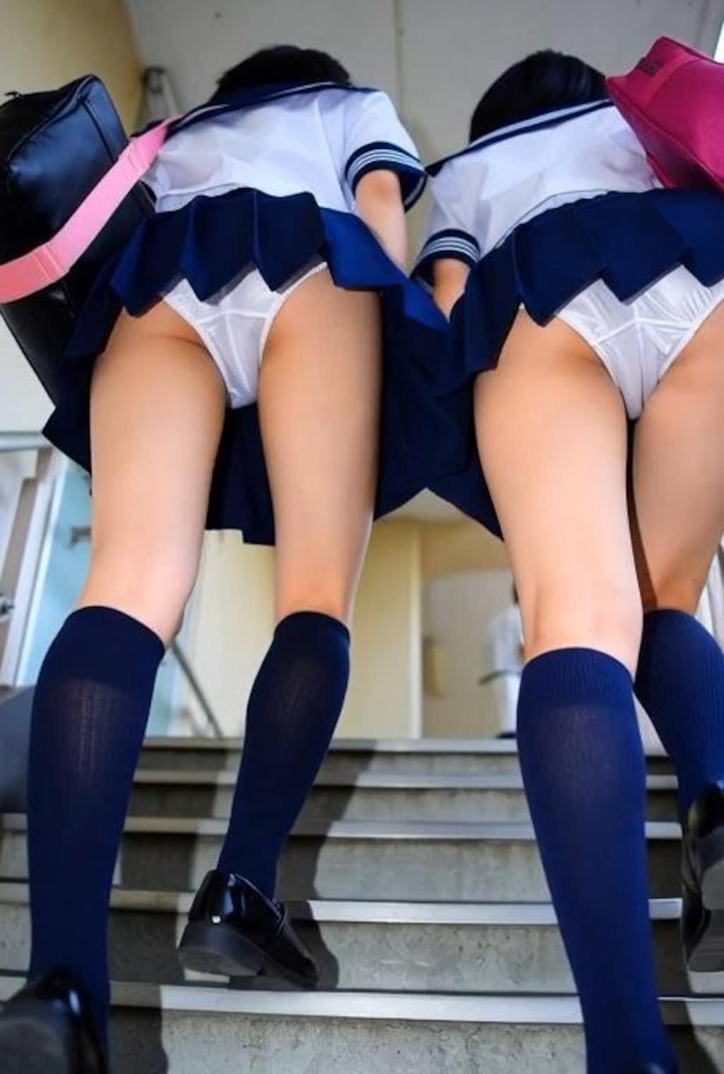 階段になってJKのパンティーを覗きたい！