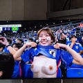 試合に興奮しすぎておっぱい見せちゃったらたまたま中継カメラに映っちゃった 2枚目