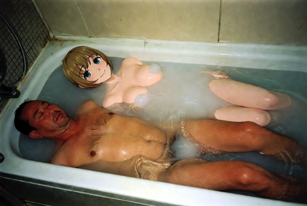 ダッチワイフと一緒に入浴するおっさん