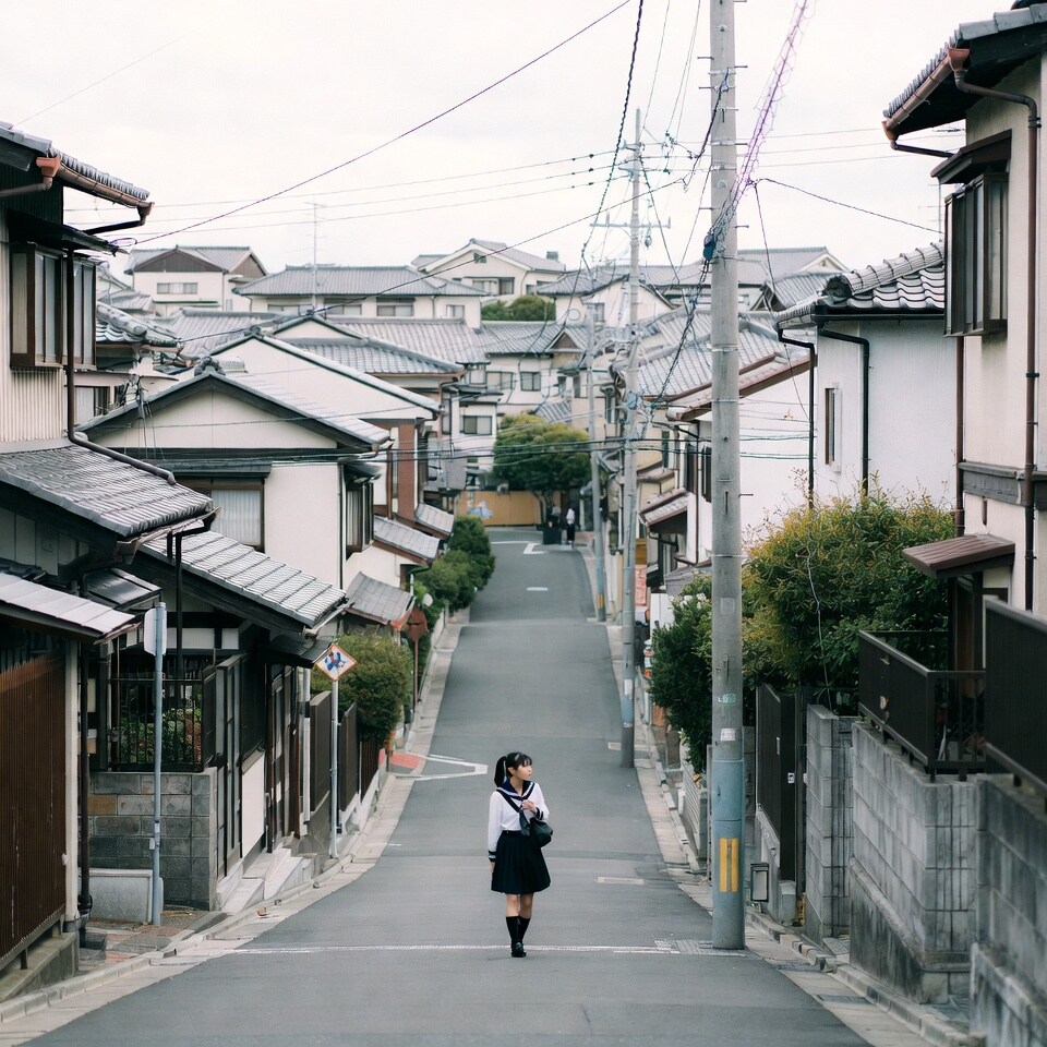 放課後の坂道、セーラー服の後ろ姿