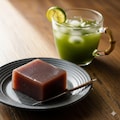デザートの羊羹と冷たい緑茶のセット 2枚目