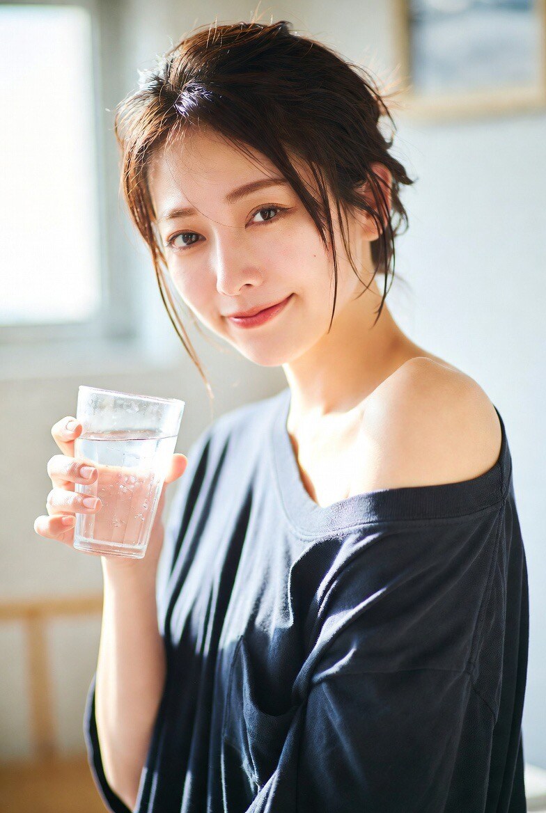 水を飲む女の子