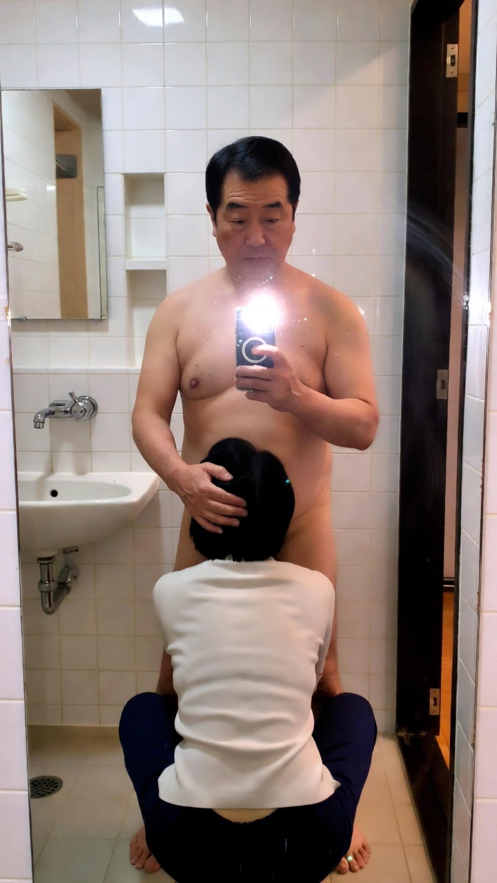 鏡越しの妻。