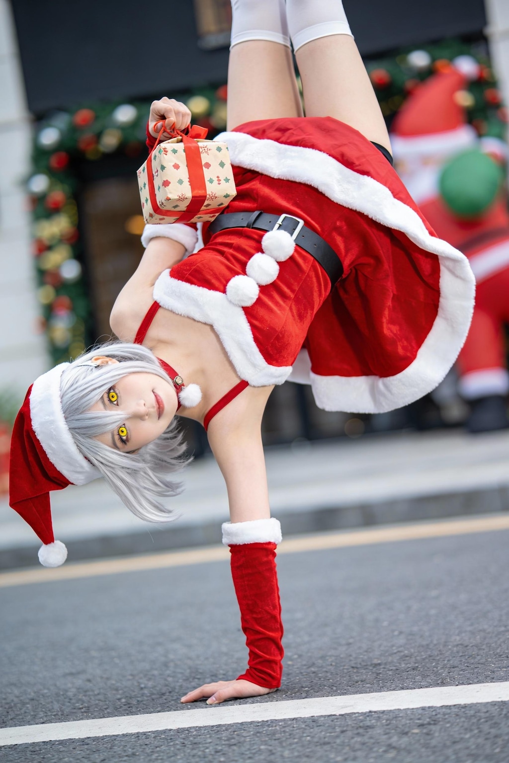 銀髪サンタちゃんのトナカイ仕込みの逆立ち