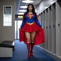 ロッカールームでスーパーガールのコスプレ衣装を試着する女性 3枚目