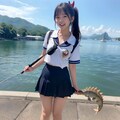 【謎画像】女子高生におとなしく釣られた恐竜 3枚目
