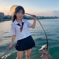 【謎画像】女子高生におとなしく釣られた恐竜 4枚目