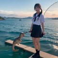 【謎画像】女子高生におとなしく釣られた恐竜 2枚目