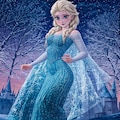 エルサが雪と氷の城でコスプレイヤーの魔法の力を解放！ドレスとケープが描く魅力的な姿 12枚目