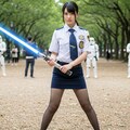 ライトセーバーを構えるポニーテールの婦警さん 5枚目