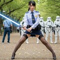 ライトセーバーを構えるポニーテールの婦警さん 2枚目