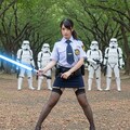 ライトセーバーを構えるポニーテールの婦警さん 4枚目