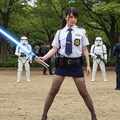 ライトセーバーを構えるポニーテールの婦警さん 3枚目