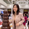 会場の奥にはチョコレートフォンデュのタワーがw　冷たいフルーツに熱々チョコレート♥　大好き♬ 2枚目