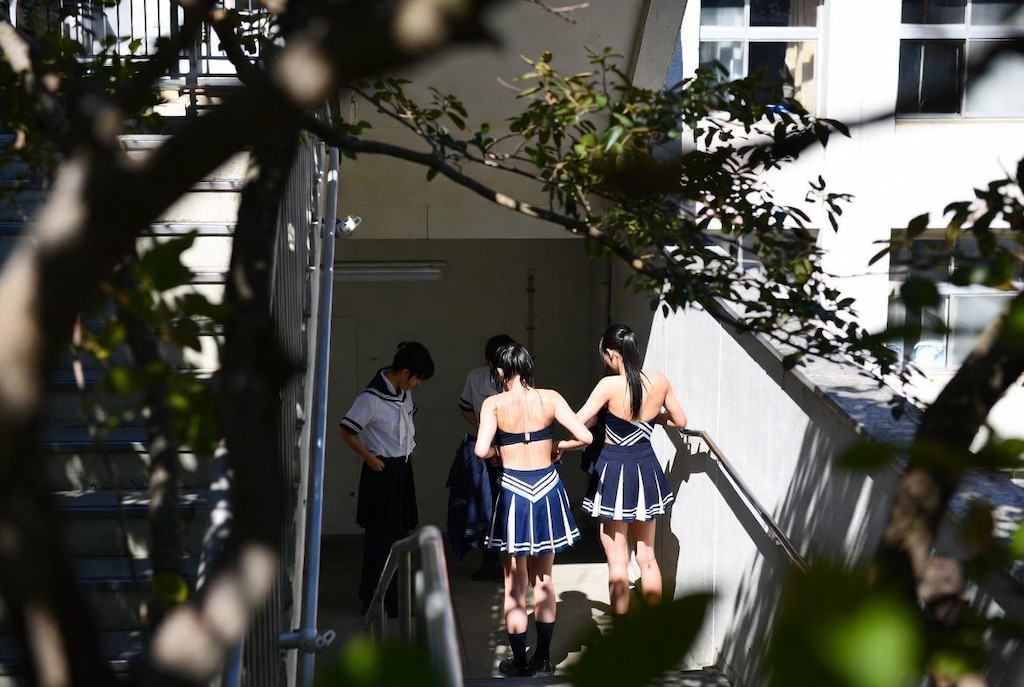 チアガールの着替え発見 (1)