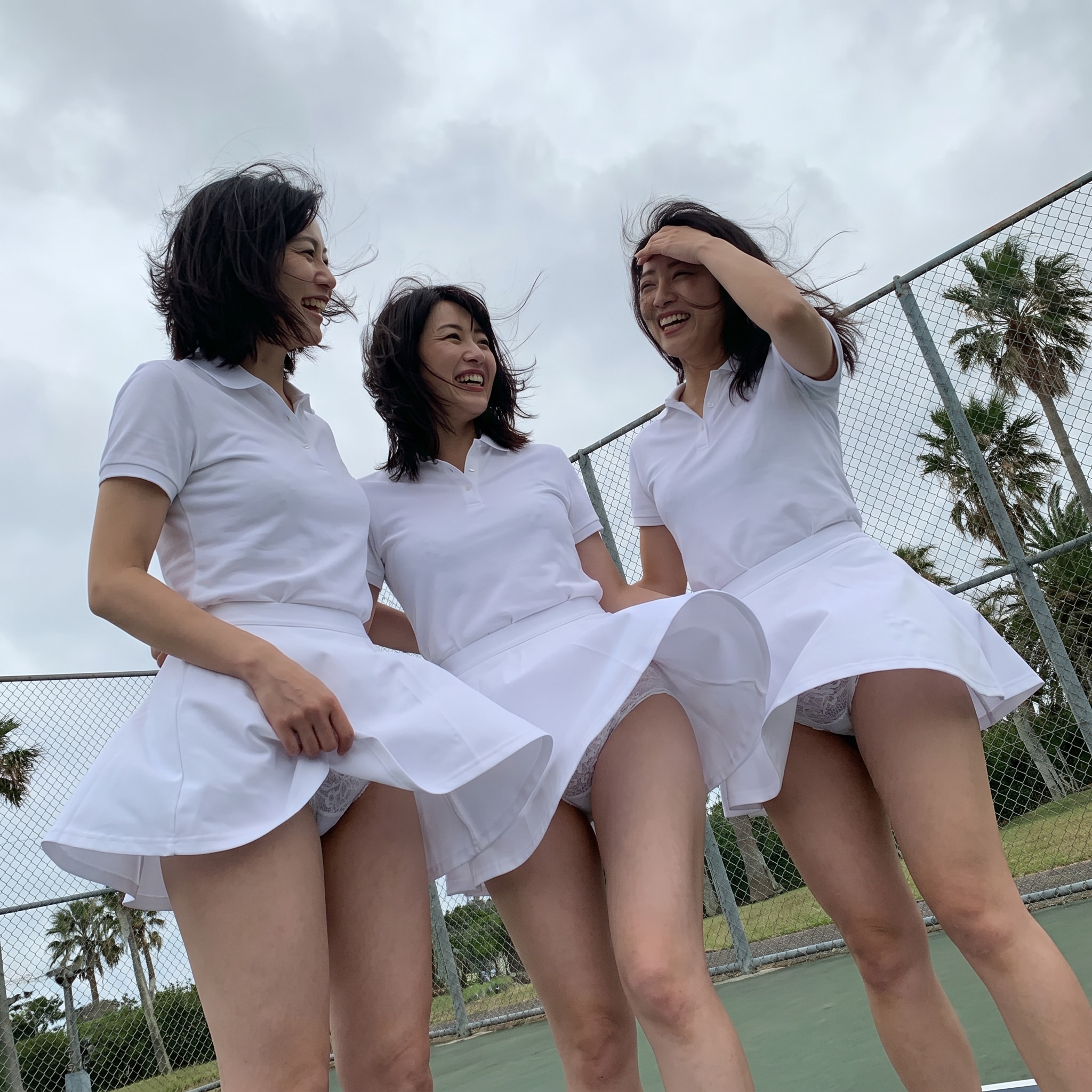 風がとても強いテニスコート（Pt.4）コンタクトレンズを探す熟女